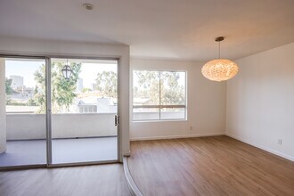 10650 Holman Ave, Unit 306 in Los Angeles, CA - Foto de edificio - Building Photo