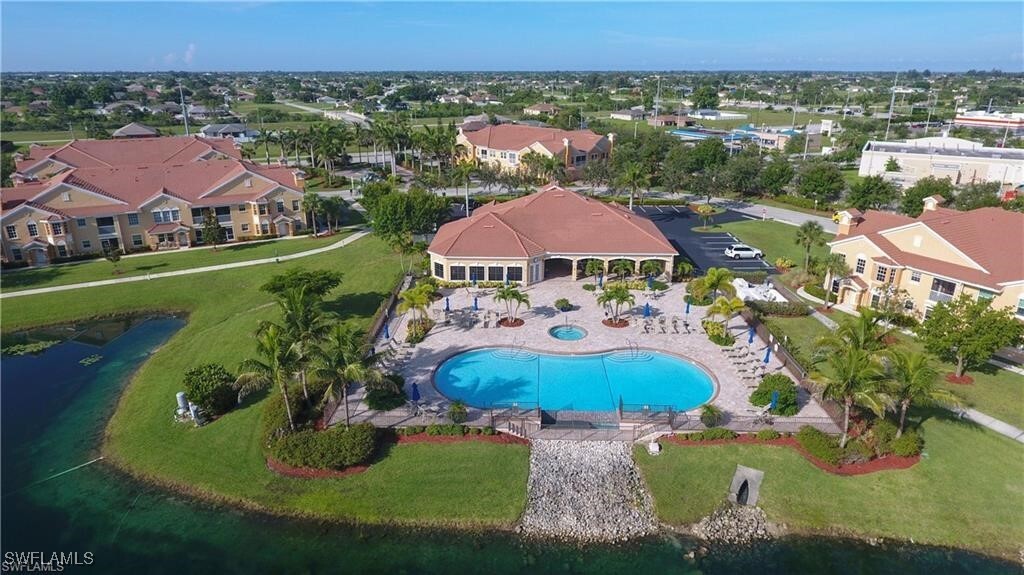 1824 Concordia Lake Cir in Cape Coral, FL - Foto de edificio