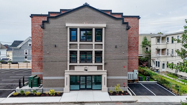 72 Boisvert St-Unit -16 in Lowell, MA - Foto de edificio - Building Photo