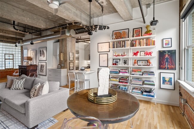 204 Travis St in Houston, TX - Building Photo - Building Photo