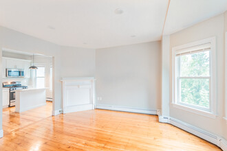 394 Centre St, Unit 3 in Boston, MA - Foto de edificio - Building Photo