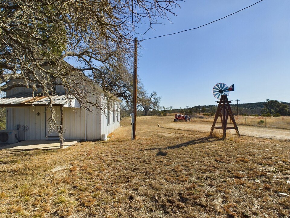 6674 W US Hwy 290 Service Rd in Fredericksburg, TX - Foto de edificio