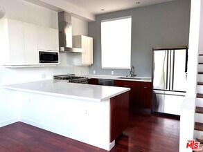 1200 N Sweetzer Ave in West Hollywood, CA - Building Photo - Building Photo