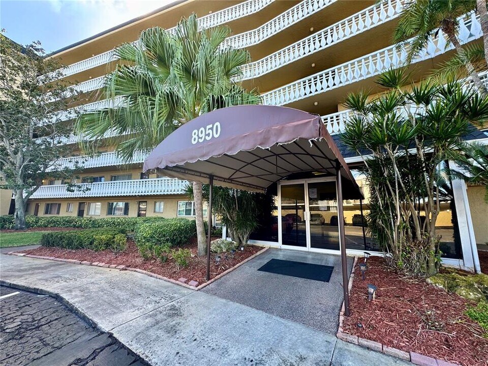 8950 Park Blvd in Seminole, FL - Building Photo