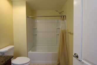 2260 Gellert Blvd in South San Francisco, CA - Foto de edificio - Building Photo