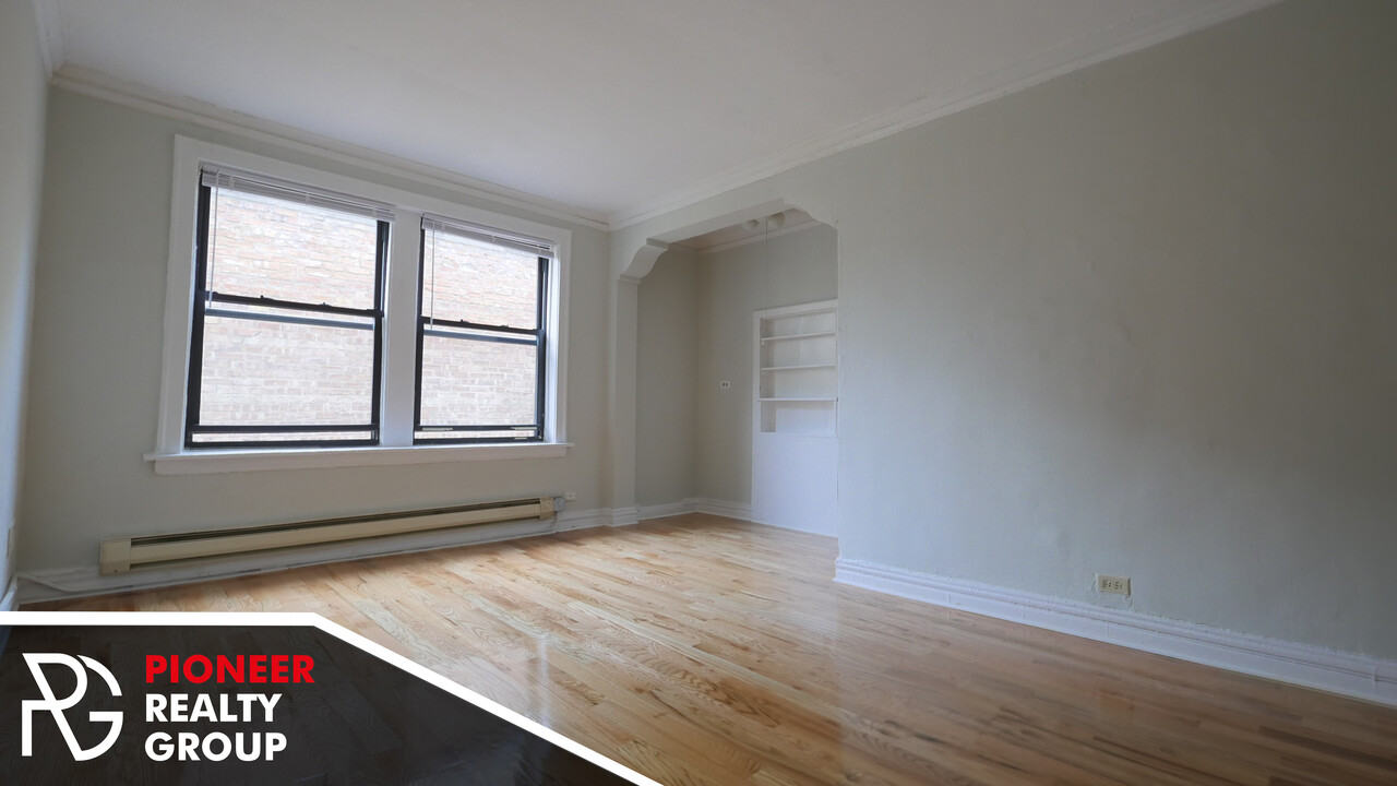 429 W Roscoe St, Unit 507 in Chicago, IL - Building Photo