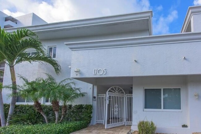 1705 N Riverside Dr, Unit 8 in Pompano Beach, FL - Building Photo - Building Photo