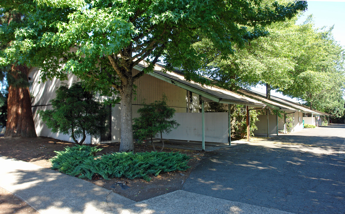 55 Corliss Ln in Eugene, OR - Building Photo