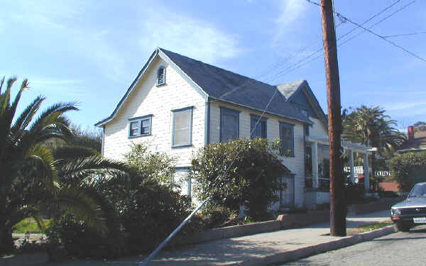 95 N Ash St in Ventura, CA - Foto de edificio - Building Photo