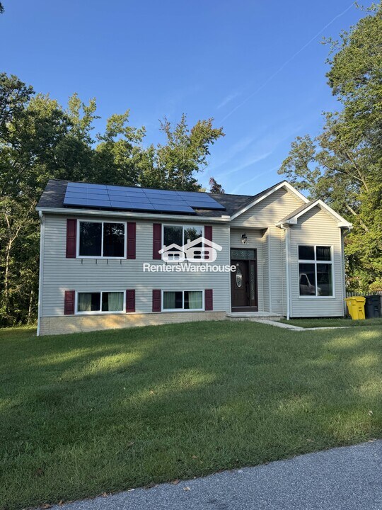 8026 Stone Haven Dr in Glen Burnie, MD - Foto de edificio