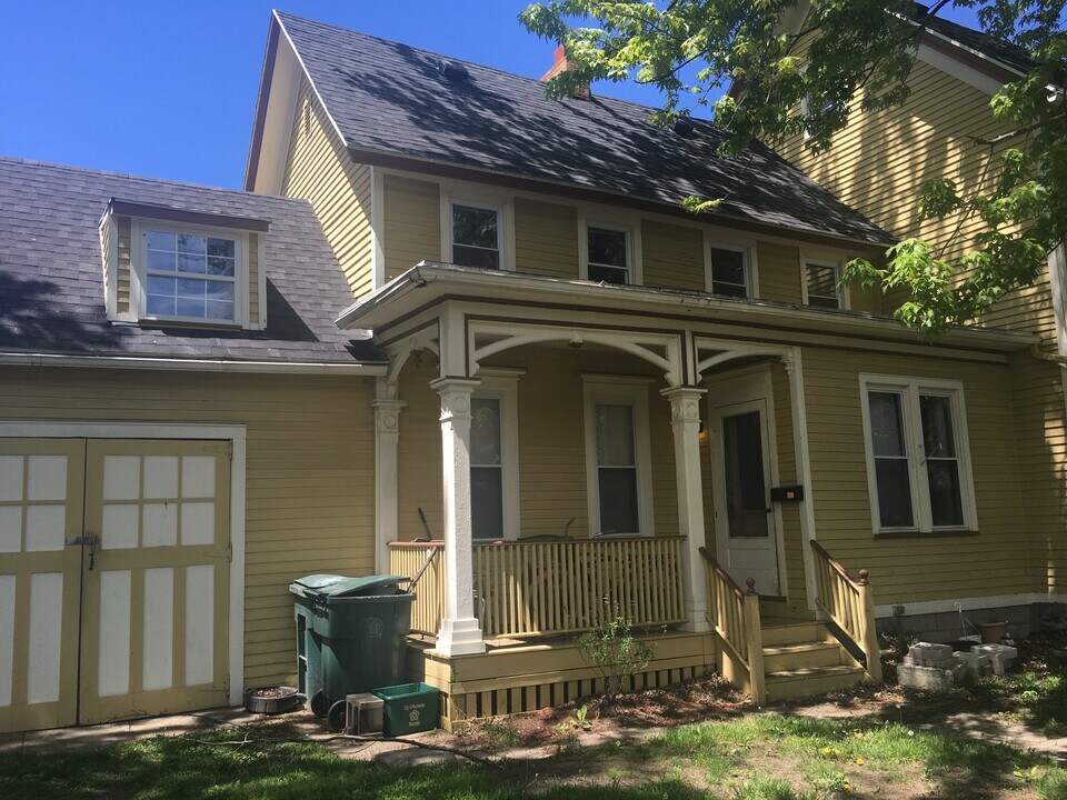 76 Alexander St, Unit 1 in Rochester, NY - Building Photo