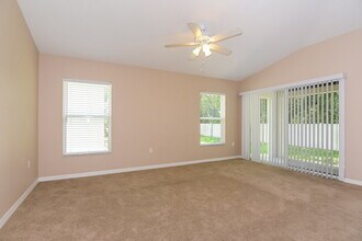 7241 Twin Cedar Ln in Lakeland, FL - Foto de edificio - Building Photo