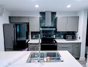 3612 Bishop Eddie Newkirk Wy in Tampa, FL - Building Photo - Building Photo