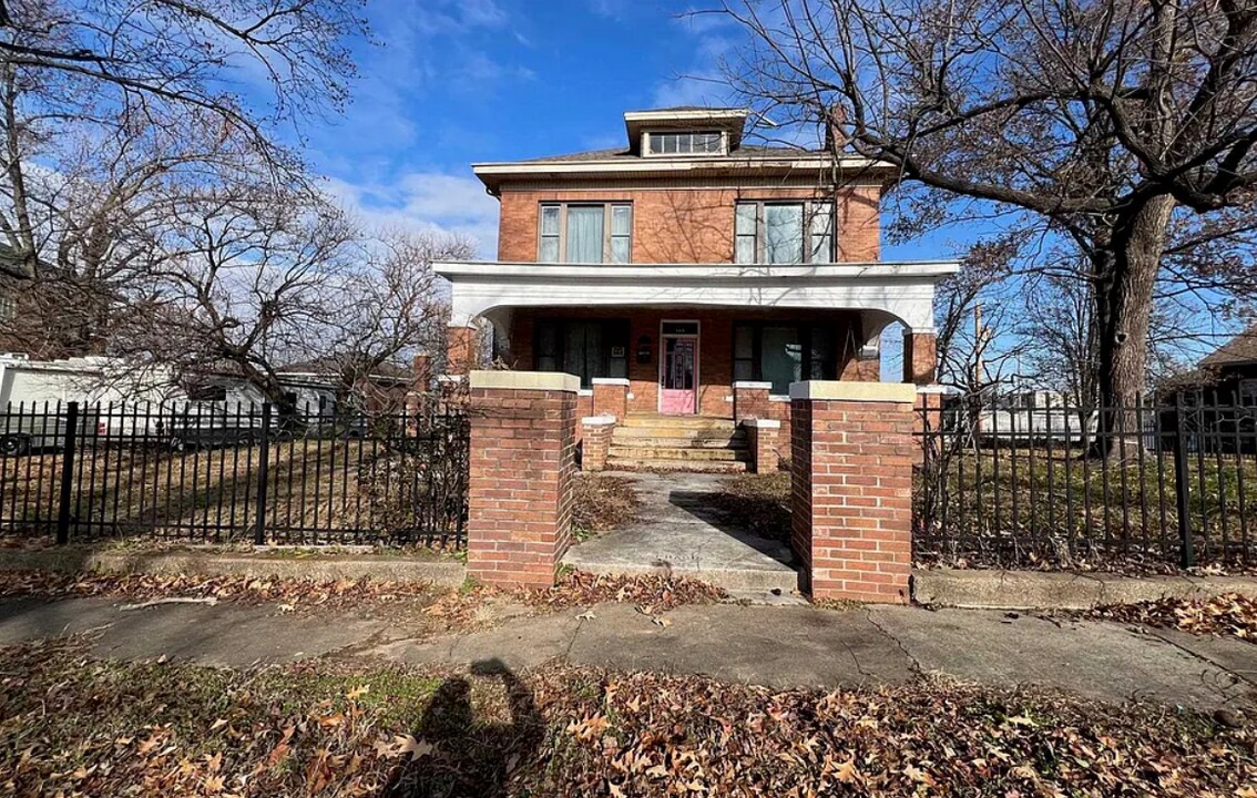 307 E Oak St in West Frankfort, IL - Building Photo