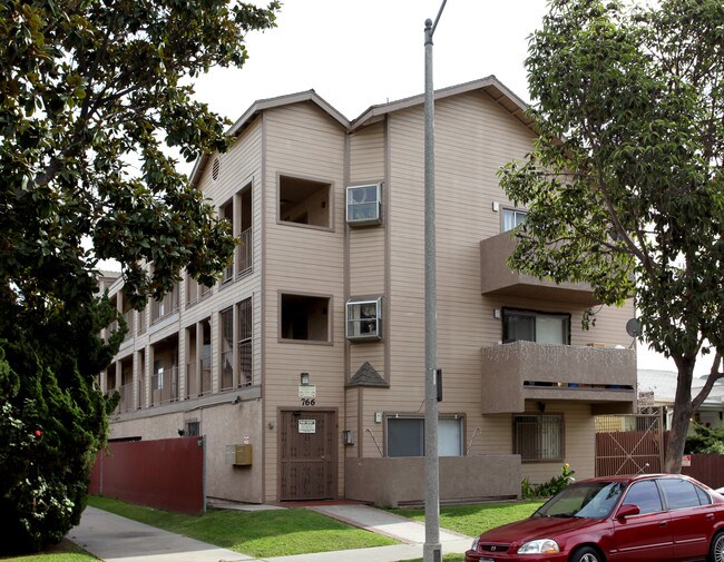 766 Gardenia Ave in Long Beach, CA - Foto de edificio - Building Photo