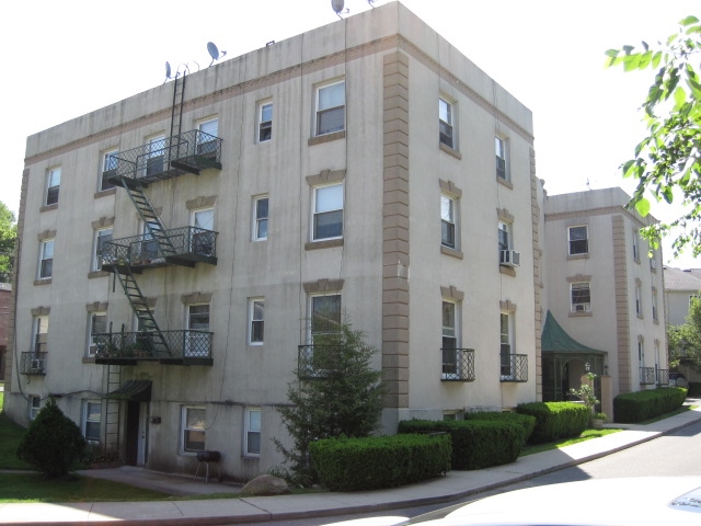 101-107 Selina Ct in Glen Cove, NY - Foto de edificio - Building Photo