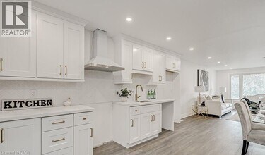 16 Upper Canada Dr in Waterloo, ON - Building Photo - Building Photo
