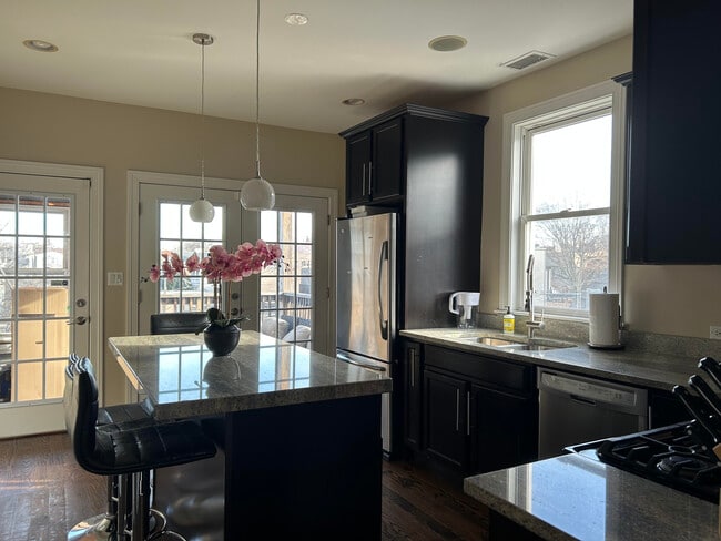 3249 N Hoyne Ave, Unit 3 in Chicago, IL - Building Photo - Building Photo