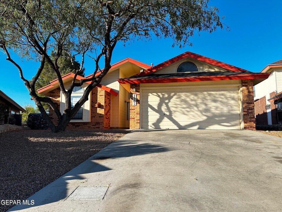 7501 Windcrest Dr in El Paso, TX - Building Photo