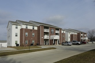 Maple Court Place in Goshen, IN - Foto de edificio - Building Photo