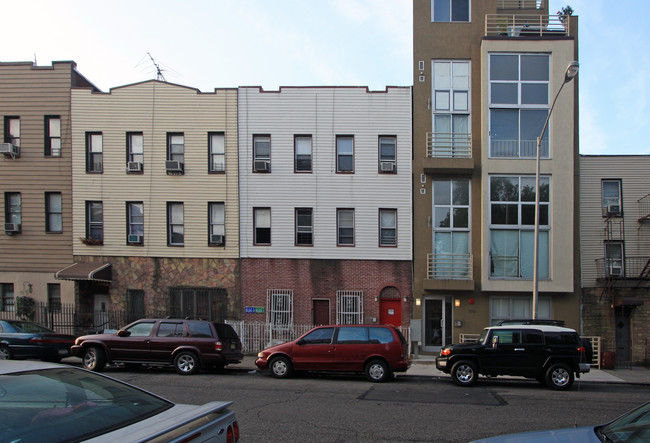 198 Scholes St in Brooklyn, NY - Building Photo - Building Photo