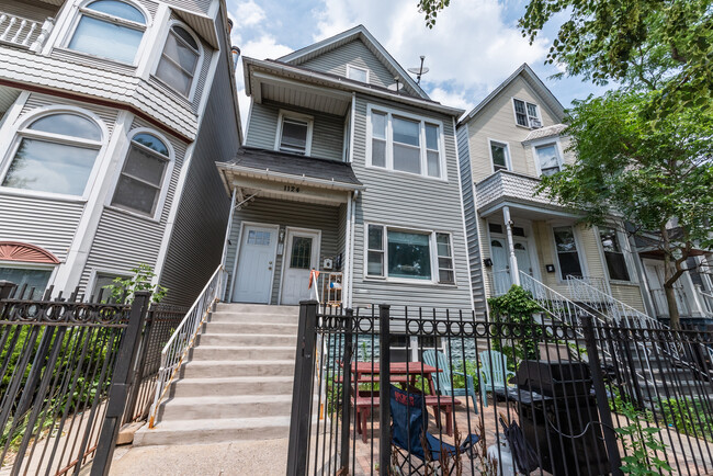 property at 1124 W Roscoe St