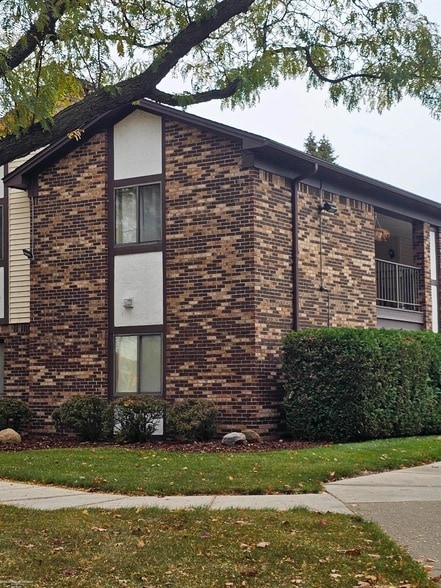 property at 29936 Utica Rd