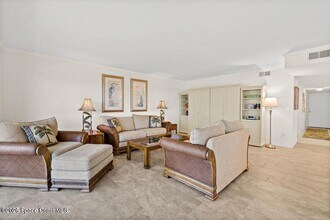 650 N Atlantic Ave in Cocoa Beach, FL - Foto de edificio - Building Photo