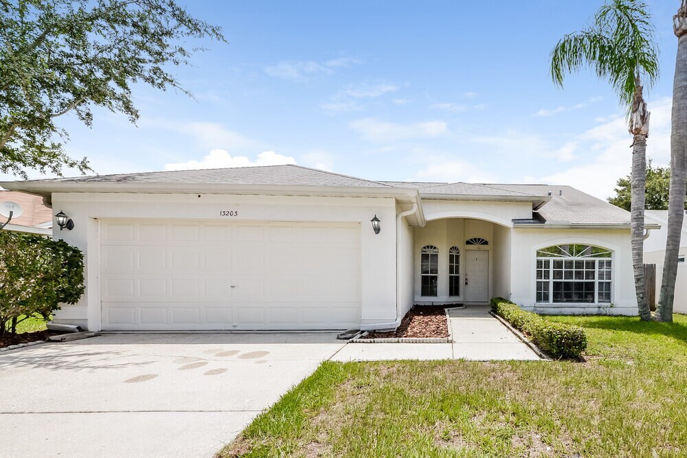 13203 Pine Creek Cir in Riverview, FL - Foto de edificio