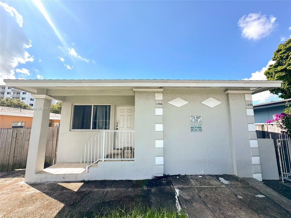 1206 NE 109th St in Miami, FL - Building Photo