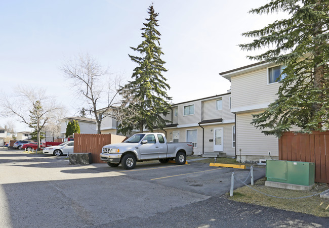 1155 Falconridge Dr NE in Calgary, AB - Building Photo - Building Photo