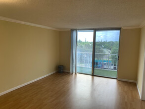 500 Executive Center Dr in West Palm Beach, FL - Foto de edificio - Building Photo