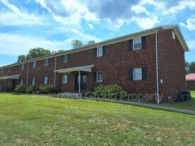 253 University Dr in Radcliff, KY - Building Photo