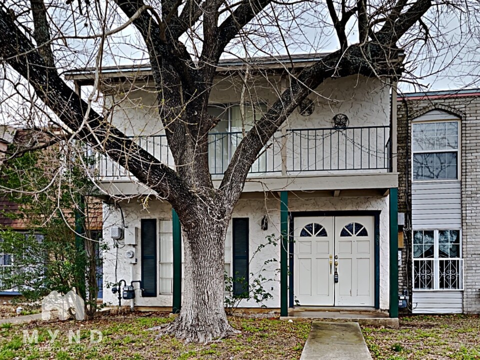 6630 Spring Manor St in San Antonio, TX - Foto de edificio