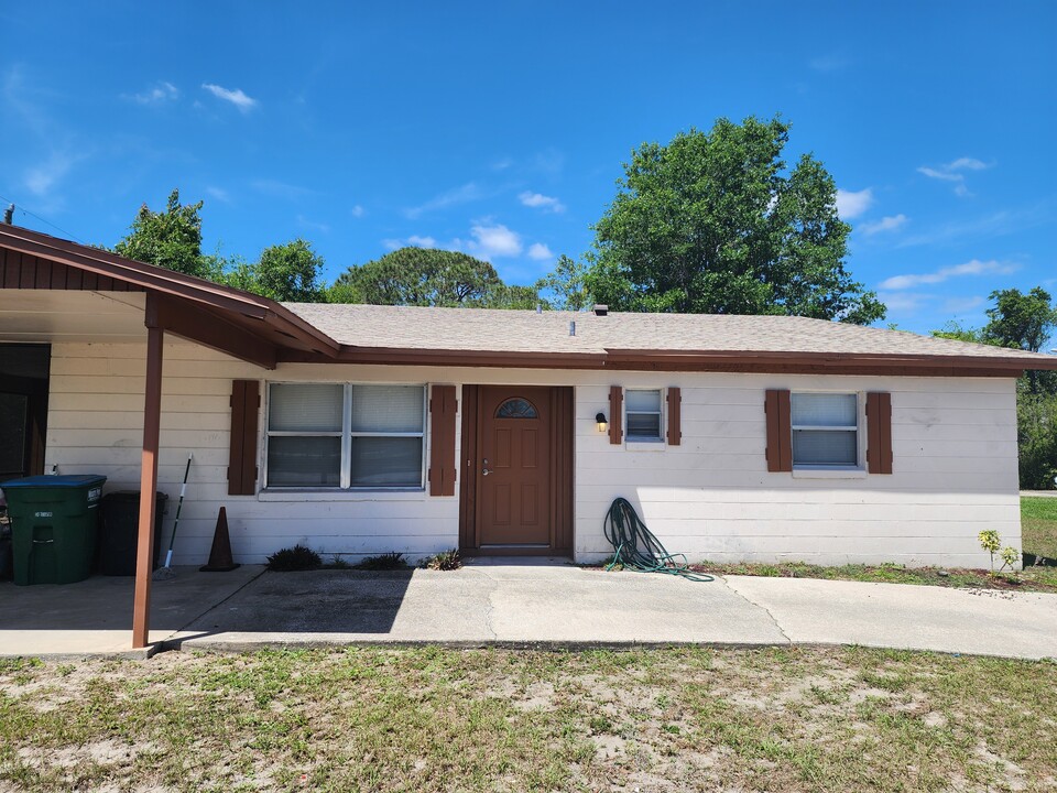 369 Diamond St, Unit B in Deltona, FL - Foto de edificio