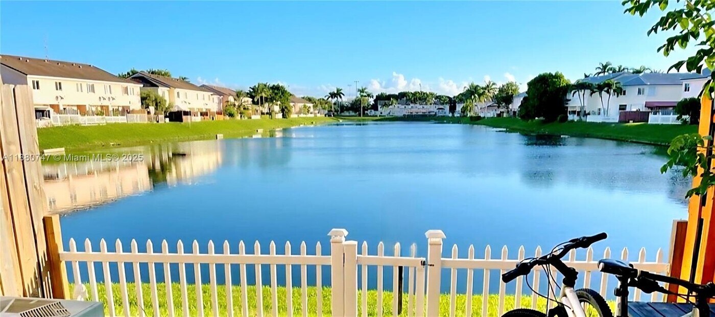 14273 SW 121st Pl in Miami, FL - Foto de edificio