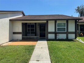 2928 Bancroft Cir E, Unit 1122 in Palm Harbor, FL - Building Photo