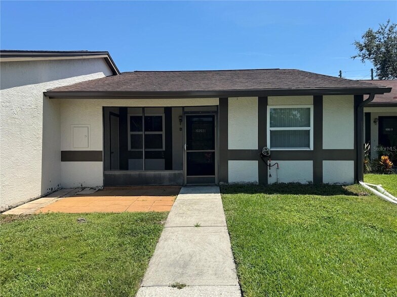 2928 Bancroft Cir E, Unit 1122 in Palm Harbor, FL - Building Photo