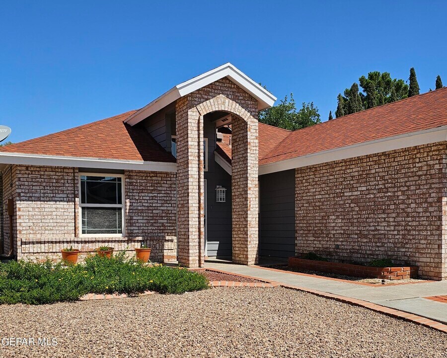 1457 Sierra De Oro Dr in El Paso, TX - Building Photo