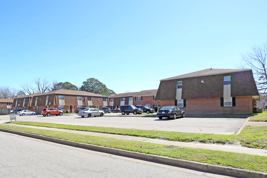 Bay View Square in Norfolk, VA - Building Photo