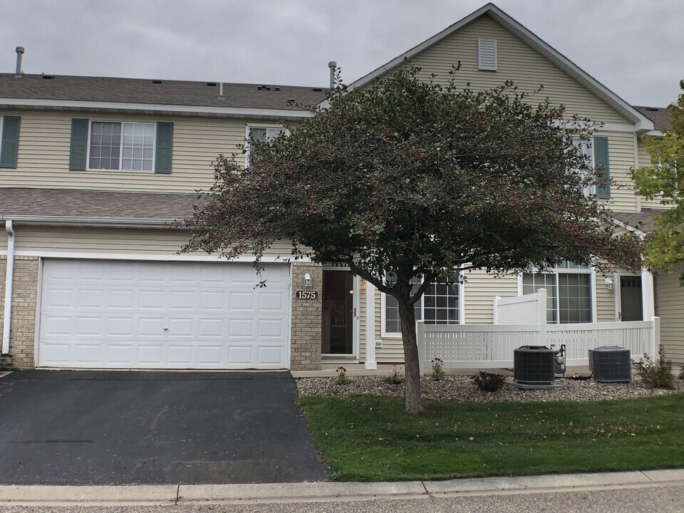 1575 Hummingbird St in Shakopee, MN - Building Photo