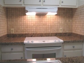 8277 Kingsbrook Rd in Houston, TX - Building Photo - Building Photo