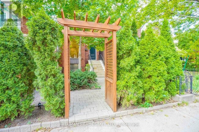 916 Manning Ave in Toronto, ON - Building Photo - Building Photo