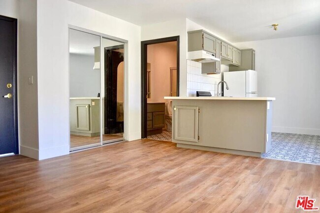 2642 Ellendale Pl in Los Angeles, CA - Building Photo - Building Photo