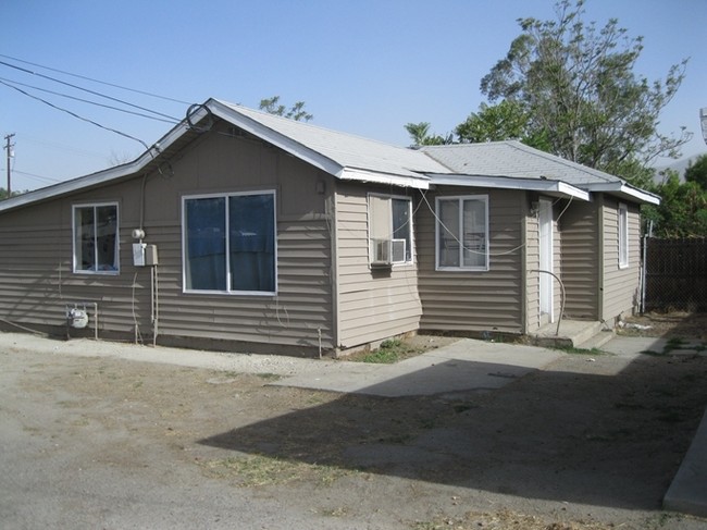 Sheriff Triplex in San Jacinto, CA - Foto de edificio - Building Photo