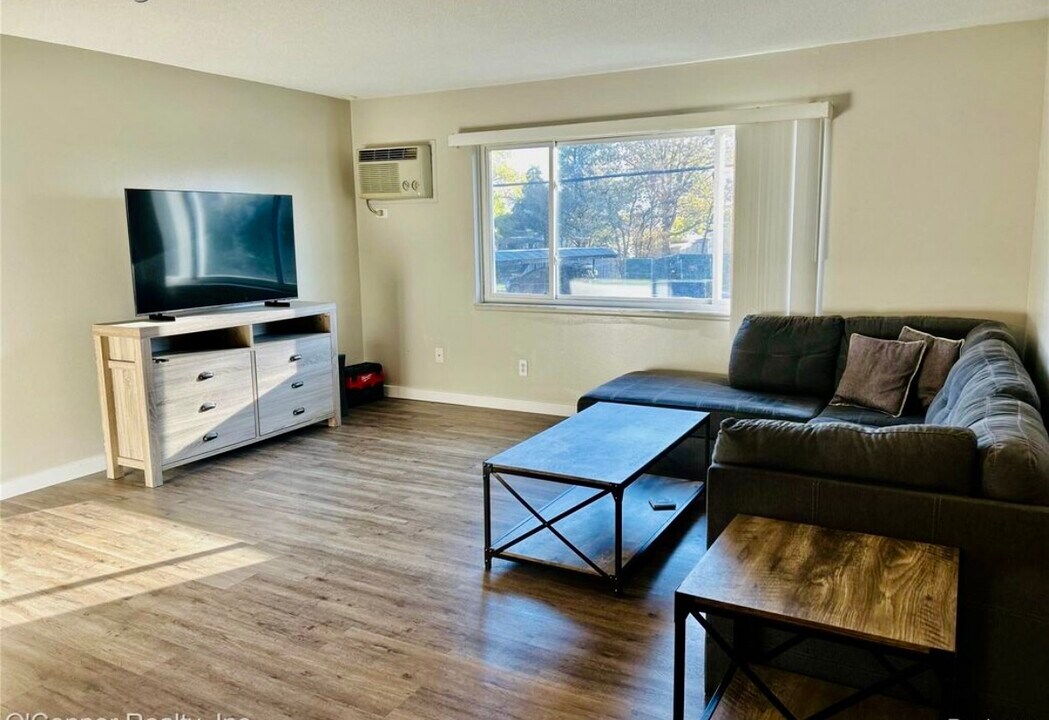 1637 S Riverside Ave, Unit Clairview Condo #7 in St Clair, MI - Foto de edificio