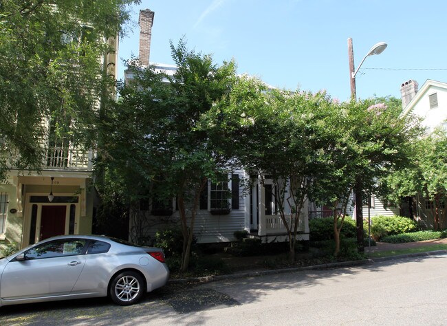 211 W Bolton St in Savannah, GA - Foto de edificio - Building Photo