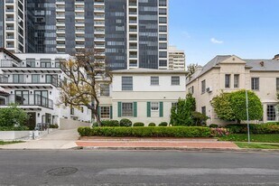 10723 Ashton Ave in Los Angeles, CA - Building Photo