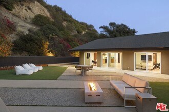 9289 Swallow Dr in Los Angeles, CA - Foto de edificio - Building Photo