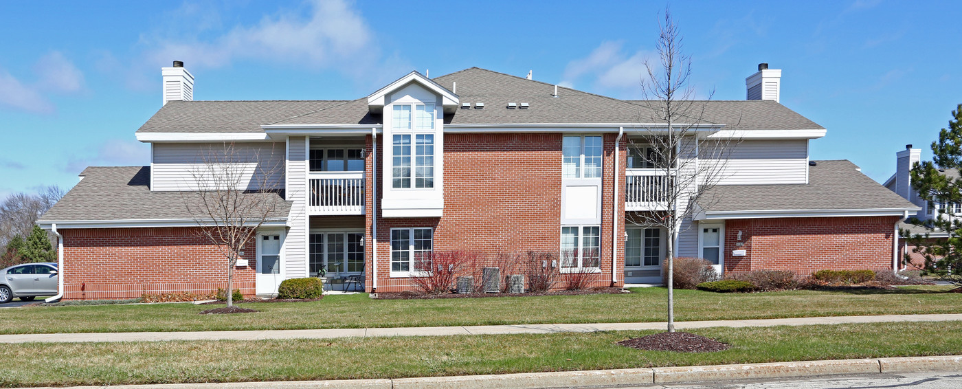 Overlook Lakes Apartments in Greendale, WI - Foto de edificio